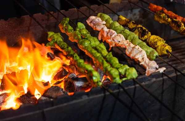 Utcai Ételek Hagyományos Grillezett Tandoori Válogatott Húsból Faszénnel Nyársra Tűzzel Stock Kép