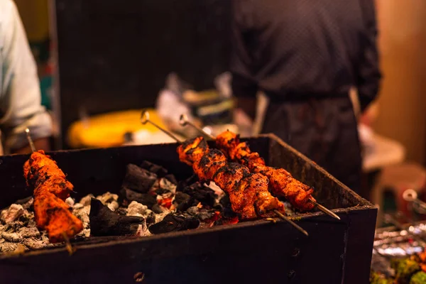 Utcai Ételek Hagyományos Grillezett Tandoori Válogatott Húsból Faszénnel Nyársra Tűzzel — Stock Fotó