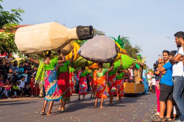 Margao, Goa / Hindistan - 23 Şubat 2020: Goa 'da düzenlenen Karnaval kutlamaları sırasında yüzen ve karakterler ve Goa' da turistik geziler