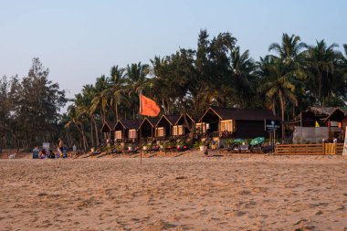 Agonda Plajı, Goa / Hindistan - 22 Şubat 2020: Kafkas Turistleri ve aileleri Goa, Hindistan 'daki Agonda Sahili' nde dinleniyor ve eğleniyorlar.