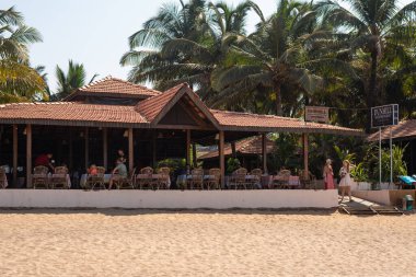 Agonda Plajı, Goa / Hindistan - 22 Şubat 2020: Kafkas Turistleri ve aileleri Goa, Hindistan 'daki Agonda Sahili' nde dinleniyor ve eğleniyorlar.
