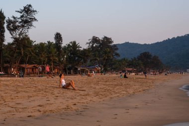 Agonda Plajı, Goa / Hindistan - 22 Şubat 2020: Kafkas Turistleri ve aileleri Goa, Hindistan 'daki Agonda Sahili' nde dinleniyor ve eğleniyorlar.