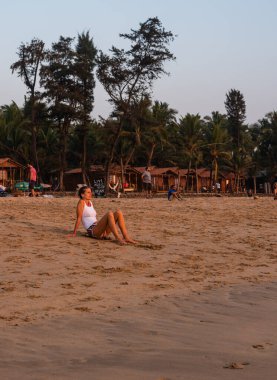 Agonda Plajı, Goa / Hindistan - 22 Şubat 2020: Kafkas Turistleri ve aileleri Goa, Hindistan 'daki Agonda Sahili' nde dinleniyor ve eğleniyorlar.