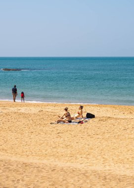 Agonda Plajı, Goa / Hindistan - 22 Şubat 2020: Kafkas Turistleri ve aileleri Goa, Hindistan 'daki Agonda Sahili' nde dinleniyor ve eğleniyorlar.