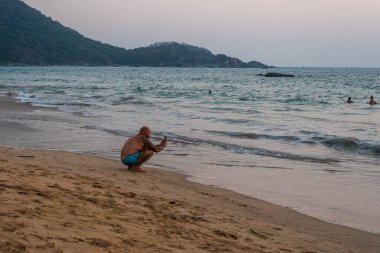 Agonda Plajı, Goa / Hindistan - 22 Şubat 2020: Kafkas Turistleri ve aileleri Goa, Hindistan 'daki Agonda Sahili' nde dinleniyor ve eğleniyorlar.