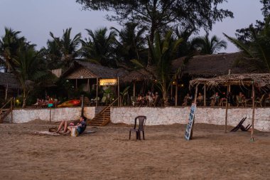 Agonda Plajı, Goa / Hindistan - 22 Şubat 2020: Kafkas Turistleri ve aileleri Goa, Hindistan 'daki Agonda Sahili' nde dinleniyor ve eğleniyorlar.
