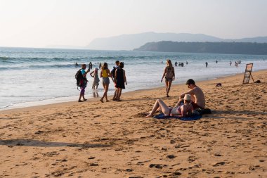 Agonda Plajı, Goa / Hindistan - 22 Şubat 2020: Kafkas Turistleri ve aileleri Goa, Hindistan 'daki Agonda Sahili' nde dinleniyor ve eğleniyorlar.