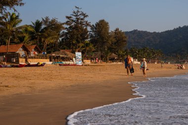 Agonda Plajı, Goa / Hindistan - 22 Şubat 2020: Kafkas Turistleri ve aileleri Goa, Hindistan 'daki Agonda Sahili' nde dinleniyor ve eğleniyorlar.