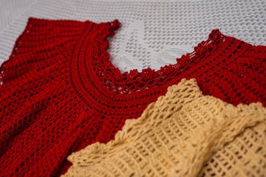 Tığ işi elbiseler ve masa üstleri, iplik topu manzarası gerekli ve tığ işi desenli.