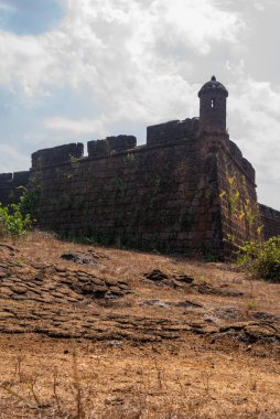 Dünya mirası alanı ve Hindistan, Goa 'daki koruma altındaki anıt. Hindistan, Goa 'daki Corjuem kalesi.. 