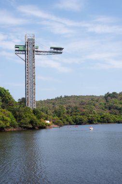 Goa 'daki Mayem Gölü' nün uzun pozlu manzara görüntüsü bungee jumping yapısının sergilendiği Jumpin tepeleri bungee jumping manzarası Goa 'da, Goa' da tekne satışı.