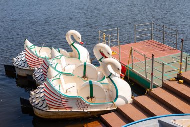 Mayem Gölü, Goa / Hindistan - 10 Mart 2020: Goa, Hindistan 'da Mayem Gölü' nde kürek çeken turistler. Goa 'da yapılacak işler