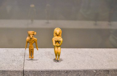 Abu Dabi, BAE - 15 Kasım 2017: Louvre Abu Dabi, Orta Doğu 'daki en büyük sanat ve medeniyet müzesidir ve dünyanın dört bir yanından antik sergiler sergilenmektedir. Açılış saatleri sabah 10-akşam 8 arası..