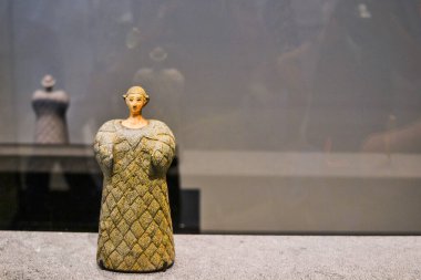 Abu Dabi, BAE - 15 Kasım 2017: Louvre Abu Dabi, Orta Doğu 'daki en büyük sanat ve medeniyet müzesidir ve dünyanın dört bir yanından antik sergiler sergilenmektedir. Açılış saatleri sabah 10-akşam 8 arası..