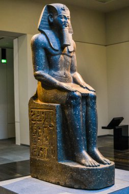 Abu Dabi, BAE - 15 Kasım 2017: Louvre Abu Dabi, Orta Doğu 'daki en büyük sanat ve medeniyet müzesidir ve dünyanın dört bir yanından antik sergiler sergilenmektedir. Açılış saatleri sabah 10-akşam 8 arası..