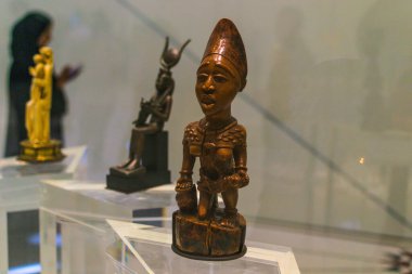 Abu Dabi, BAE - 15 Kasım 2017: Louvre Abu Dabi, Orta Doğu 'daki en büyük sanat ve medeniyet müzesidir ve dünyanın dört bir yanından antik sergiler sergilenmektedir. Açılış saatleri sabah 10-akşam 8 arası..