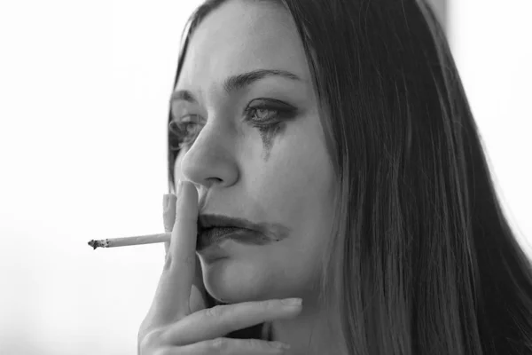 年轻美丽的女人面容油腻 在紧张或忧郁的心情中吸烟 家庭暴力概念 黑白照片 — 图库照片