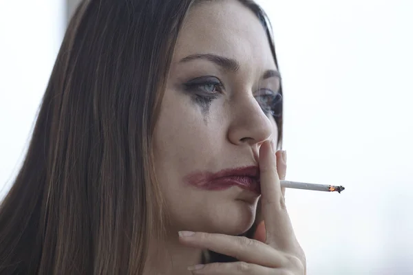 Mujer Joven Caucásica Con Grasa Sórdida Componen Fumar Estrés Estado —  Fotos de Stock