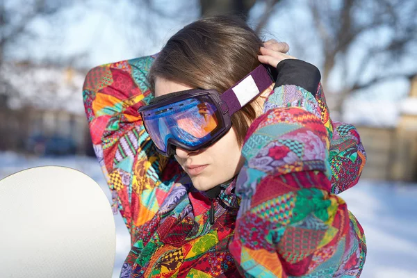 Młoda Atrakcyjna Kobieta Jasnej Odzieży Sportowej Zakłada Specjalne Okulary Snowboardu — Zdjęcie stockowe