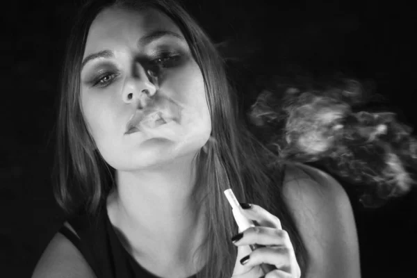 Foto Preto Branco Jovem Mulher Atraente Vaping Cigarro Fundo Escuro — Fotografia de Stock