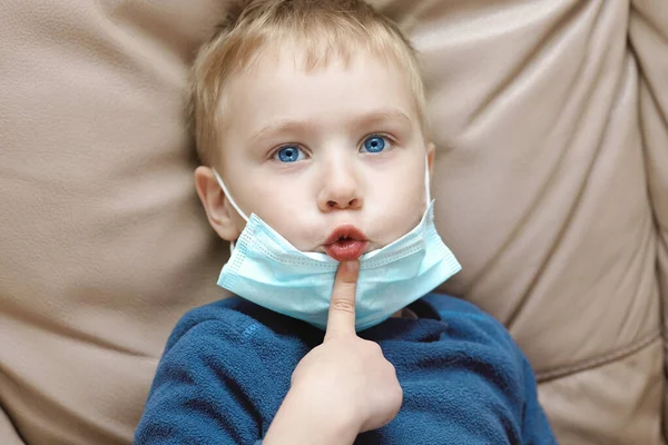 Портрет Милого Мальчика Медицинской Гигиенической Маске Голубые Глаза Мбаппе Палец — стоковое фото
