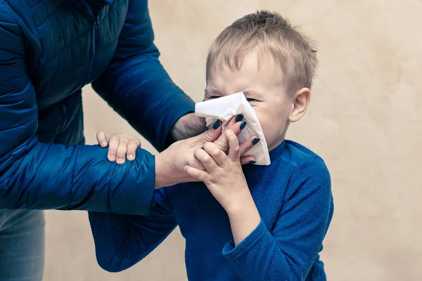 Menino Loiro Espirrando Assoando Nariz Com Mãe Ajudando Mãos Olhos — Fotografia de Stock