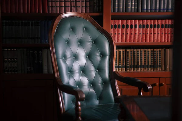 Interior Oscuro Sólido Antigua Biblioteca Con Muchos Libros Los Estantes —  Fotos de Stock