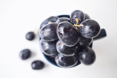 Beyaz arka planda büyük siyah İspanyol üzümleri