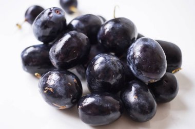 Beyaz arka planda büyük siyah İspanyol üzümleri