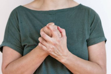 El kol hareketi yapan ve kendini ifade eden bir kadın.