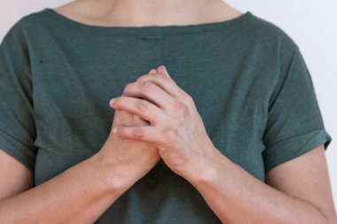 El kol hareketi yapan ve kendini ifade eden bir kadın.