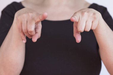 El kol hareketi yapan ve kendini ifade eden bir kadın.