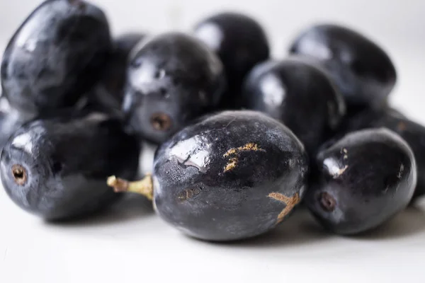 Große Schwarze Spanische Trauben Vor Weißem Hintergrund — Stockfoto