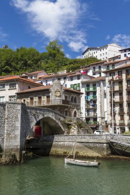 İspanya 'nın Vizcaya kıyısındaki Ondarroa balıkçı kasabası