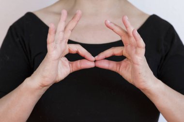 Vücut dili: Bir kadın jest yapıyor ve kendini ifade ediyor