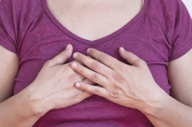 Vücut dili: Bir kadın jest yapıyor ve kendini ifade ediyor