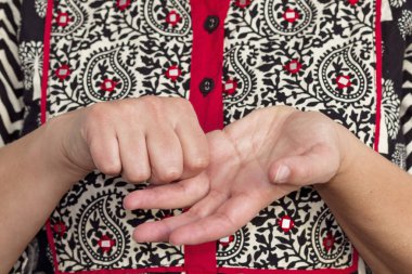 Jin Shin Jyutsu adındaki bedeni uyumlu hale getirmek için kullanılan bir Japon tekniği.