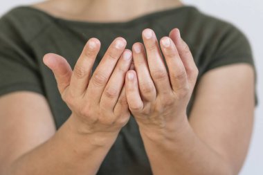 Vücut dili: Bir kadın jest yapıyor ve kendini ifade ediyor