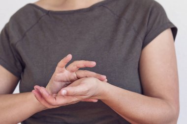 Masaj yapan ve ellerini uzatan bir kadın.