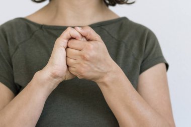 Masaj yapan ve ellerini uzatan bir kadın.