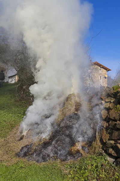 Gipuzkoa, İspanya 'da bir çiftlik evinde yangın çıkmış.