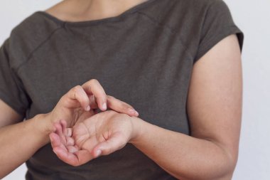 Masaj yapan ve ellerini uzatan bir kadın.