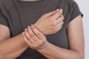 Masaj yapan ve ellerini uzatan bir kadın.