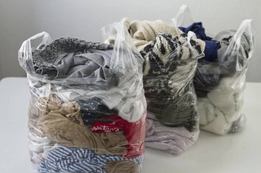 Günlük giysiler plastik torbalara dolduruldu.