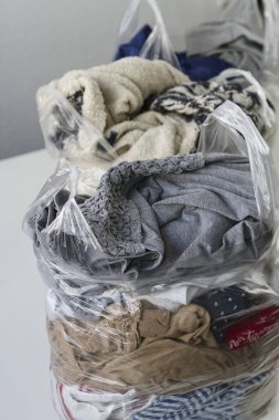 Günlük giysiler plastik torbalara dolduruldu.