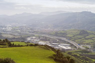 Santurtzi ve Getxo kasabaları Serantes Dağı manzaralı