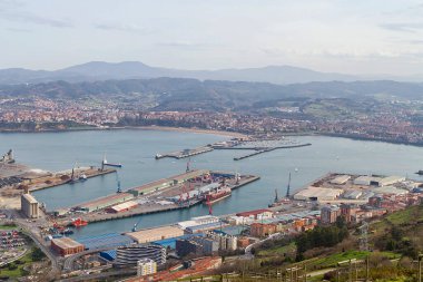 Santurtzi ve Getxo kasabaları Serantes Dağı manzaralı