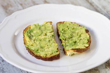 Avocada ezmesi ve tam tahıllı ekmek kızartması.