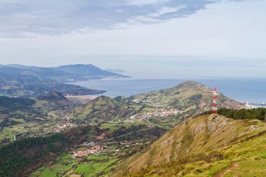 Santurtzi ve Getxo kasabaları Serantes Dağı manzaralı