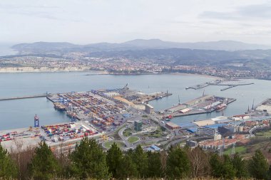 Santurtzi ve Getxo kasabaları Serantes Dağı manzaralı